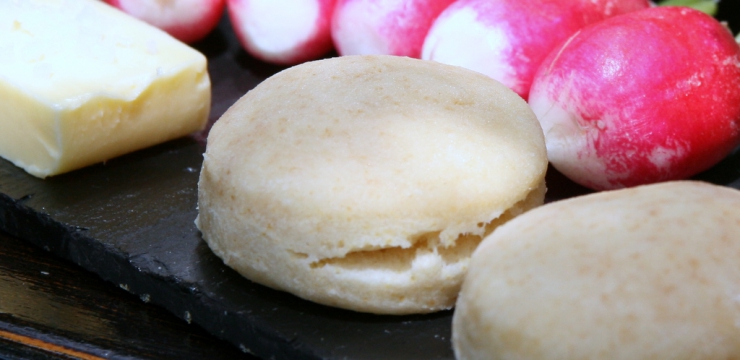 Scones et radis au beurre salé