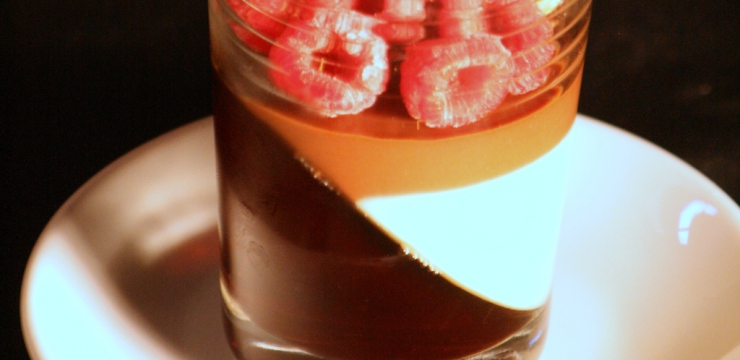 Verrines aux deux chocolats, gelée de framboises et violette