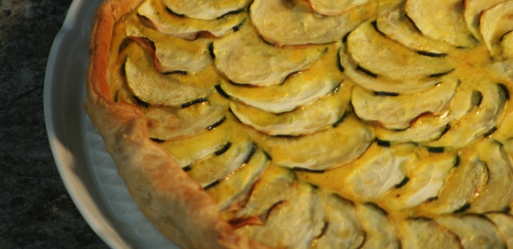 Tarte au thon, olives noires et courgettes