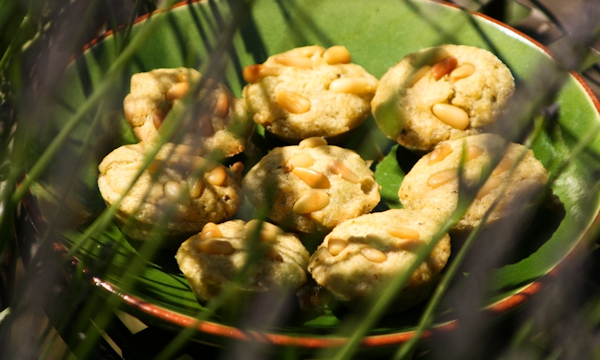Bouchées au pistou et pignons