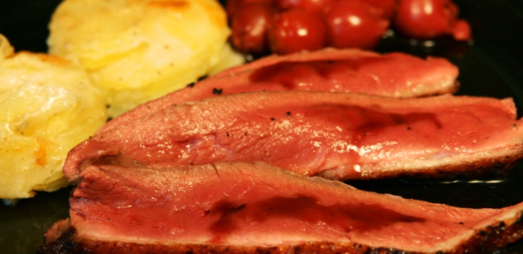 Magrets de canard aux cerises confites