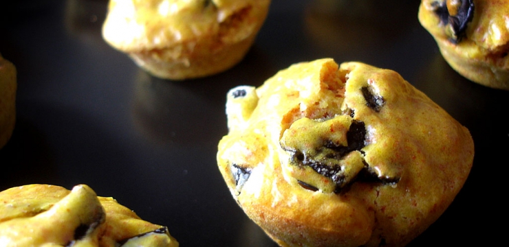 Bouchées aux olives noires et curcuma