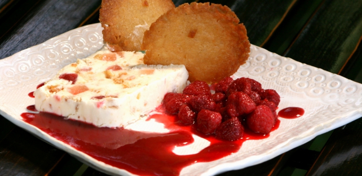 Nougat glacé au coulis de framboises