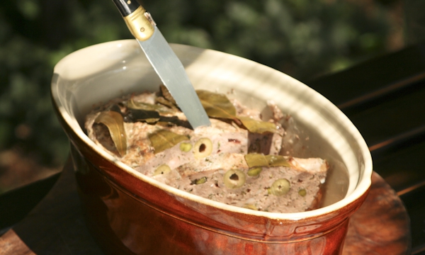 Terrine de canard aux olives et pistaches