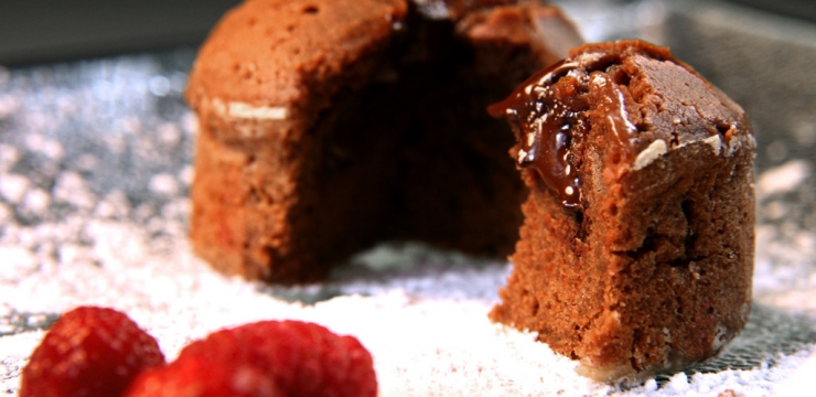 Fondants au chocolat, gelée de coco et framboises