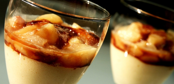 Mousse de reblochon, poires au caramel au beurre salé