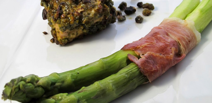 Asperges croquantes en fagots et porc en croûte de pistaches
